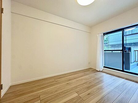 大きな窓からたっぷりと陽光が注がれる明るい空間。家族の成長に対応できる永住仕様の間取り。一日の疲れを癒やしてくれる、時を忘れて過ごせる空間。
