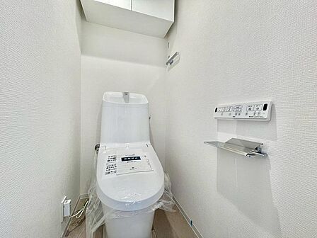 十分な広さと清潔感のあるカラーで纏まったおトイレ。ＬＤＫや居室とは離れており、洗面や浴室とも別の位置にある為、よりプライバシーへの配慮と落ち着いた空間となっております。