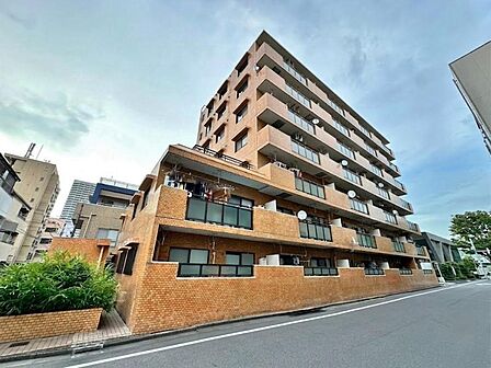 昼夜によって表情を変え、魅せる事を追求した重厚感あるフォルムは、時代の流れに惑わされないシックなカラートーンで雰囲気を演出。絶妙なコントラストで輝きを放ちます。「画像処理技術で加工しています。」