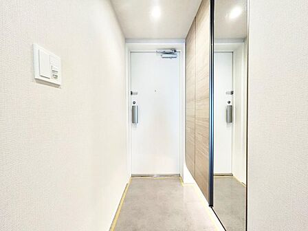 清潔感溢れるホワイトパネルの玄関がお出迎えする本邸宅の物語は、ここからは始まる日常を期待させます。