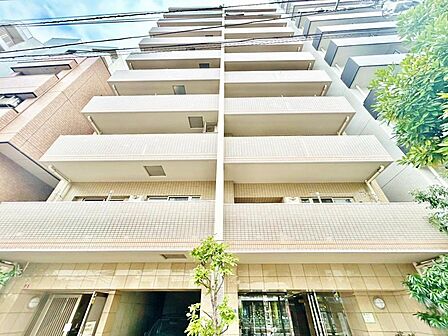 街に溶け合う美しい景観を生みだしているにも関わらず、採光や風通しを考えて設計された間取り。近隣との視線を考え、街全体で調整される窓位置。外観だけでなく、そこに住まうご家族の心地よさを最優先しました。