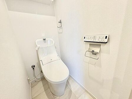 清潔感あるクロスと温もり溢れるモダンカラーの床材が見事に調和した本邸宅は、毎日の生活を少しでも快適に過ごして頂ける様に落ち着いた雰囲気作りから行っています。