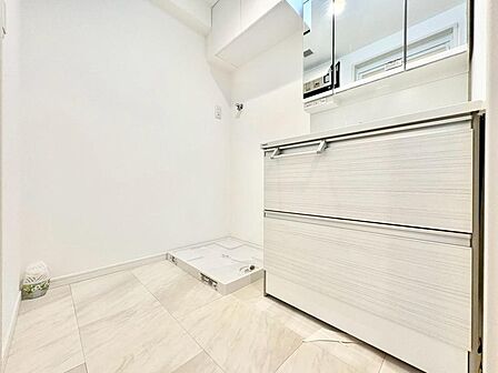 平日の朝であっても、落ち着きとくつろぎを感じられる。歯磨き粉が行方不明になるようなごちゃごちゃ感も解消。スムーズに身支度が完了します。コーディネートされた空間で気持ちよく身だしなみを整えられます。