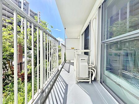ここに住まわれる人にだけに許された専用の広々したバルコニー。めまぐるしく過ぎ行く日々の中でゆったりとした休息と癒しを提供してくれる居住者のプライベート空間があります。