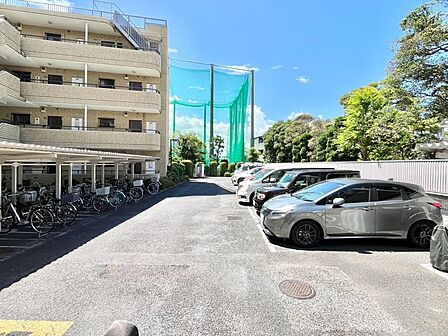 ファミリーカーの需要が多い中、駐車場も広めに確保いたしました。ご主人様のお車のお手入れにも気合が入りますね。