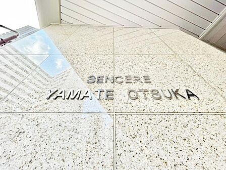 住空間を創造するかの様に荒々しくも繊細さを忘れない見事なコントラストが、住むほどに魅力の深みへと誰しもを誘います。「静」と「動」「暗」と「明」を見事に具現化した幻想的なマテリアルを是非ご堪能下さい。