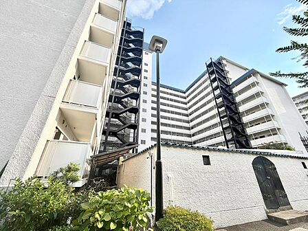 賃貸の更新時期が迫っている人。更新料を払うか、新しく賃貸を探して、敷金・礼金を払うか、悩ましいところ。いっそ購入してしまうのも手。家賃と同等程度の支払いで、自分の住まいを手に入れましょう。