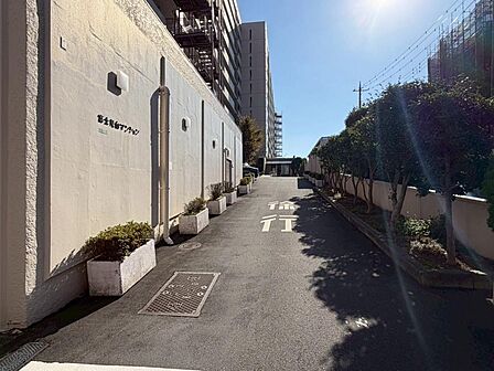 輝かしい未来を予感させる、立体的な造形とガラスのマテリアルが織りなすシャープな表情は、時をえ、時代をえて、美しく誇り高い存在感を物語ります。
