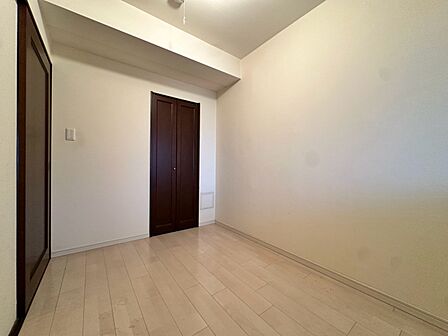 一日の疲れを癒やしてくれる主寝室。時を忘れて過ごす場所として過ごせるお部屋。
