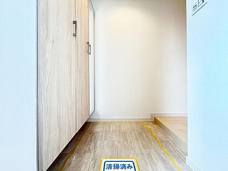 明るくコントラストのある、開放感と清潔感を兼ね備えた玄関。設計士のキメ細やかさがこの邸の魅力の一つです。