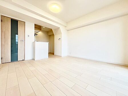 「LDKは家族だんらんをデザイン」。広いLDKでは家族が集まり一緒の時間がすごせる工夫がされております。何気ない一日の当たり前のひとコマがいつか一生の宝物になります。