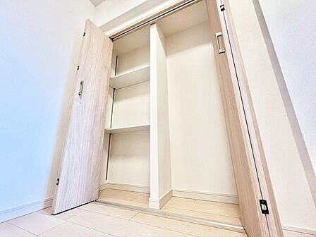 奥行きのあるクローゼットを採用。衣装ケースや、掃除機といった電化製品まで多くの物を収納できるようなつくりになっております。是非一度、ご自身の目でお確かめ下さい。