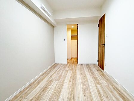 風の通り道。舞い込んでくる風が優しく躍り、室内に爽やかな空気を運んでくる。そこに季節の息吹を感じて、いまがどんな季節なのかを実感する。