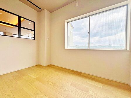 お子様の心と身体を見守る子供部屋として、思春期のプライバシーを重視したり、成長に合わせて机やベットを自由にレイアウトできるようにと、小さな自立心を育むお部屋作りを見越してご覧下さい。