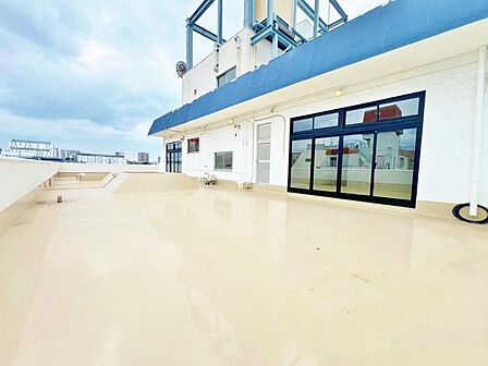 ここに住まわれる人にだけに許された専用の広々したバルコニー。めまぐるしく過ぎ行く日々の中でゆったりとした休息と癒しを提供してくれる居住者のプライベート空間があります。
