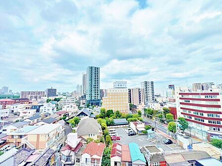 手を伸ばせば、ふれることが出来そうな環境が、そのままインテリアになったような印象です。その豊かな眺望にふさわしい空間には、通風・採光にも優れ、心地よい光と風があふれています。