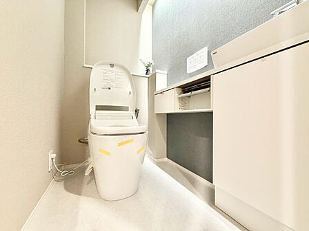 十分な広さと清潔感のあるカラーで纏まったおトイレ。時間に余裕とゆとりを持たせます。