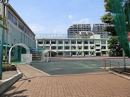 新宿区立柏木小学校まで約133m
