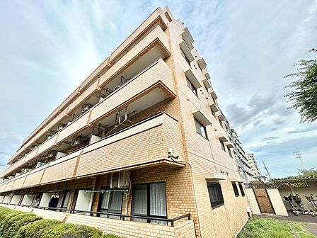 方角や時間帯の違いで日当たりがどう変化するか、周辺の道路や学校、お店や道路 の音など、家の中で静かに過ごせるかチェックできるのも、完成済みならでは。