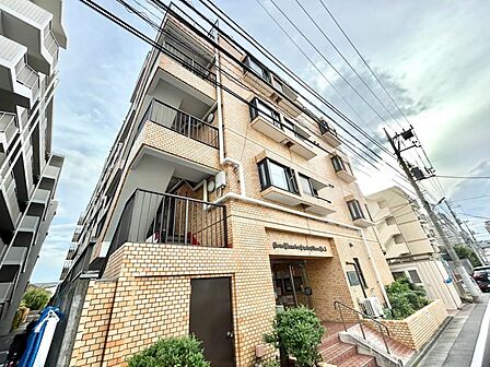 小学校入学前の子どもを持つ家庭の約6割が「家族や子どものため」に購入を希望。入学後の転校を避け、広い空間でのびのび育てたいなどの親心が、家探しのきっかけになっているようです。