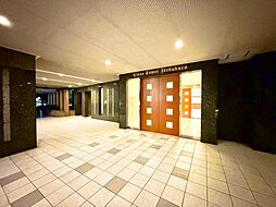 「Lions Tower Ikebukuro」の重厚感あふれるエントランスホール。広々とした空間と洗練されたデザインが、ご家族の毎日の帰宅を温かく迎え、上質な暮らしを演出します。