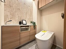 いつまでも清潔な空間であって頂けますように、目に留まるだけではなく、汚れをふき取り易いフロアと壁紙をチョイス致しました。洗浄便座になっておりますので、とても清潔にご使用いただけます。