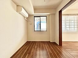 風の通り道。舞い込んでくる風が優しく躍り、室内に爽やかな空気を運んでくる。そこに季節の息吹を感じて、いまがどんな季節なのかを実感する。