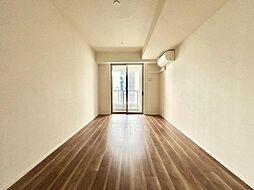 居室にはクローゼットを完備し、自由度の高い家具の配置が叶うシンプルな空間です。お子様の成長と共に必要になる子供部屋にぴったりの間取りですね。