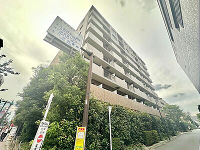 外観：緑に彩られた街区に現出する建物は、ここに住まう方々へ余すこと無く太陽の恵みを届けられるように計画・設計されております。