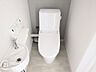 トイレ：白を基調とした、清潔感のあるシンプルなデザインのトイレです。