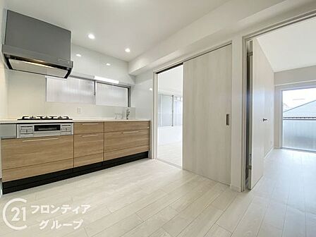 リフォーム済みのリビングは、洗練されたデザインと快適な空間が広がり、家族の集う場所にぴったりです！