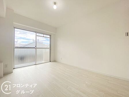 明るく広々とした子ども部屋は、遊び心をくすぐる空間です。お子様の成長を見守るのにぴったりの環境です。