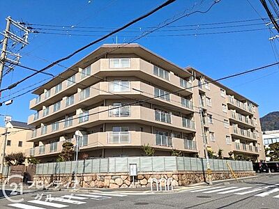 外観:5階建ての1階分部のお部屋です。六甲駅より徒歩約3分で便利な立地です 外観:5階建ての1階分部のお部屋です。六甲駅より徒歩約3分で便利な立地です