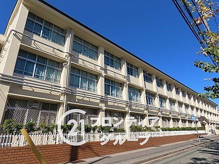 神戸市立兵庫中学校 徒歩8分。 600m