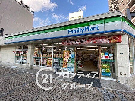 ファミリーマート湊川公園南店 徒歩3分。 210m