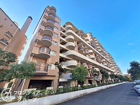 高級感漂うマンション外観は、住む人に誇りを与える空間で、日々の生活を豊かにします。上質な素材を使用したデザインが魅力で、住む人に特別なひとときを提供します