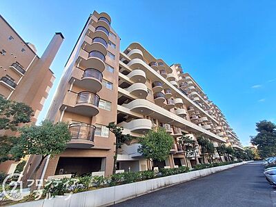 外観:高級感漂うマンション外観は、住む人に誇りを与える空間で、日々の生活を豊かにします。上質な素材を使用したデザインが魅力で、住む人に特別なひとときを提供します 外観:高級感漂うマンション外観は、住む人に誇りを与える空間で、日々の生活を豊かにします。上質な素材を使用したデザインが魅力で、住む人に特別なひとときを提供します