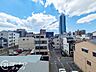 その他：バルコニーからの眺望は視界が開けており、空の広がりや遠くの景色を楽しめる開放的なロケーション。周囲には高い建物が少なく、陽当たりと風通しの良さも魅力。朝夕の時間をゆったりと楽しめる空間です。
