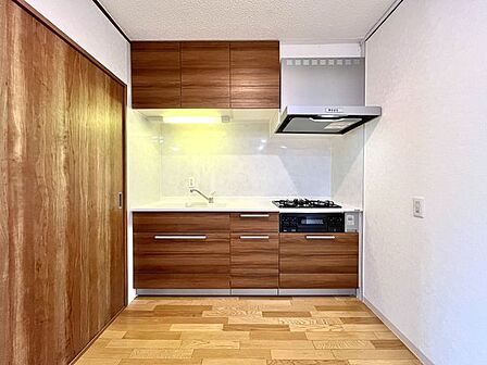木目調のデザインが温かみを感じる、インテリアになじみやすいキッチンです