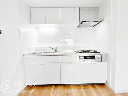 収納が充実しており、キッチン用品をすっきりと整理できる便利な空間です。