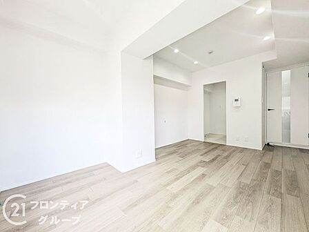 オートロックシステムは、住民の安全を守るための高いセキュリティ機能を提供しています。マンションエントランスに設置され、不審者の侵入を防ぎ、住民に安心感を与えます。