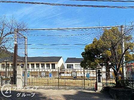 神戸市立こうべ小学校 徒歩10分。 740m