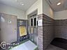 その他：建物内部の隅々まで意匠が凝らされた共有部は日々の移動さえも楽しみに変えてくれます。美しく整備された空間からは管理体制の良さが伺え、安心感に包まれた心地よい住環境が整っています