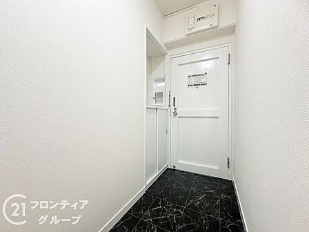 シンプルで落ち着いた印象のマンション玄関。外からの視線を遮り、プライバシーを守りながらも、ゆったりとした空間設計で出入りしやすく、毎日の暮らしを快適にサポートし、心地よさを提供します。