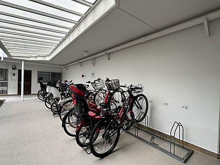 マンション内に完備された駐輪場は、住民の便利さを考慮した設計。自転車を安全に保管できるスペースが確保され、日々の移動をサポートします。清潔で整然とした環境が整い、安心して快適に利用できます。