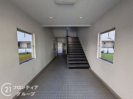 シンプルなロビーですが、住む人にとって居心地の良い空間を提供します