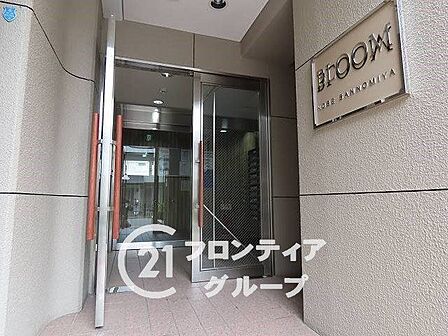住まう方を優雅に迎え入れるエントランスは、高級ホテルのような気品に満ちています。洗練されたライティングと素材選びが、プライベート空間へと導くプロローグとして相応しい落ち着いた空間を演出しています