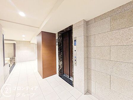 エレベーターホールは、住民の皆様が快適に移動できるよう設計されています。広々としたスペースは、混雑時でもスムーズな乗降を可能にします。