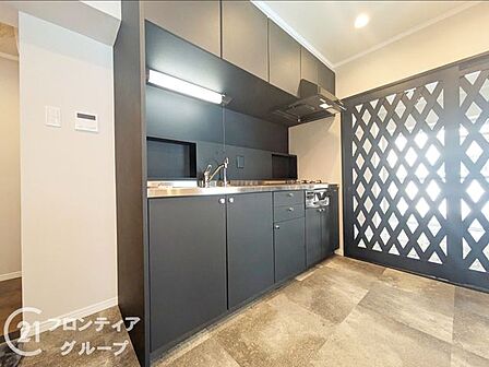 都市生活の象徴ともいえる機能美溢れる調理スペース!最新の設備が整ったキッチンで振る舞う、心豊かな食卓の風景!プレミアムな日常を彩る、こだわり抜かれたステージの完成です!