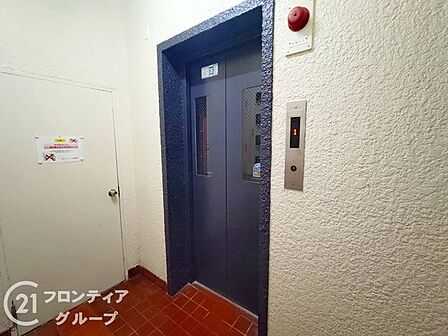 エレベーターホールは明るい照明に照らされ、夜間の帰宅時も安心してご利用いただける空間となっております。毎日の移動を支える場所だからこそ、清潔感と機能性を重視した心地よい設計を採用しております